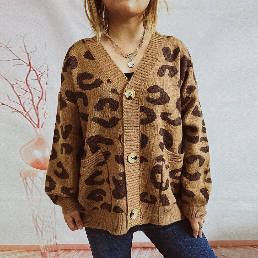 Damernas grovt stickade cardigan med djuriskt leopardsmönster och knappdetaljer Eva Jonsson-Eva Jonsson