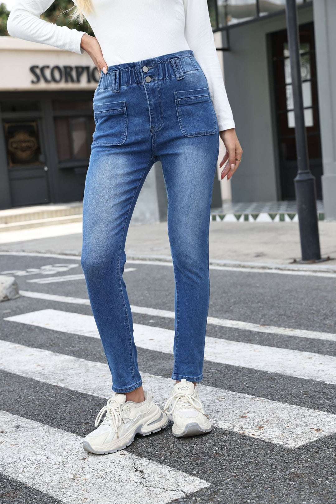 Damernas high-waist jeans med elastisk midja och praktiska fickor Mirla-Eva Jonsson