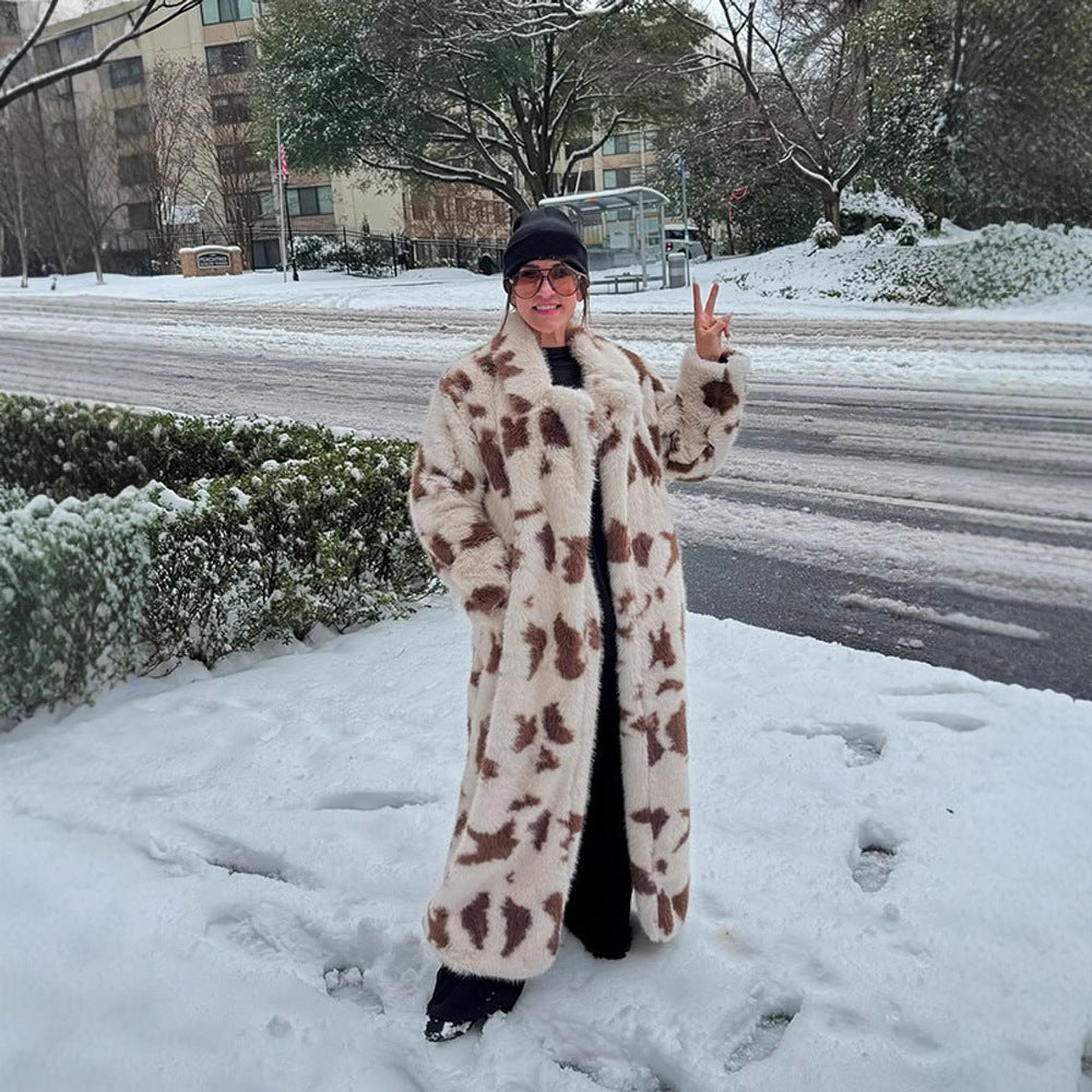 Damernas högkvalitativa konstpälsjacka i samtida djurmönster Mirla-Eva Jonsson