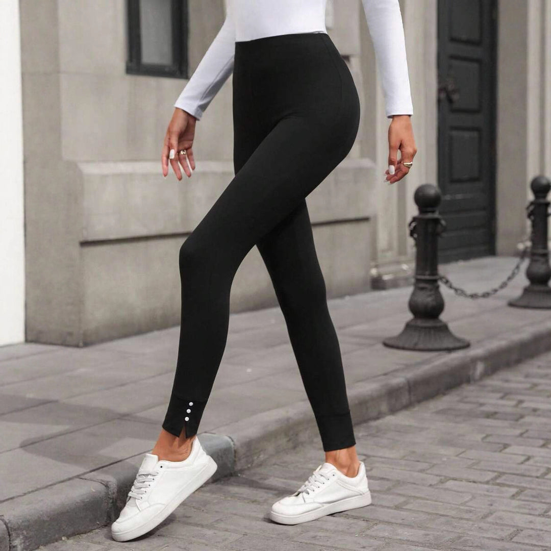 Damernas högmidjade leggings med elegant skärning och knappdetaljer Mirla-Eva Jonsson