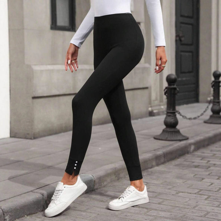 Damernas högmidjade leggings med elegant skärning och knappdetaljer Mirla-Eva Jonsson