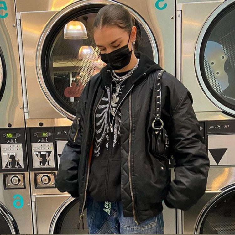 Damernas hoodie med iögonfallande skelettdesign Mirla-Eva Jonsson