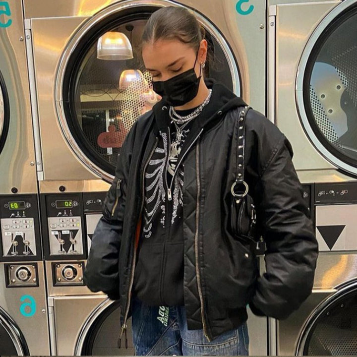 Damernas hoodie med iögonfallande skelettdesign Mirla-Eva Jonsson