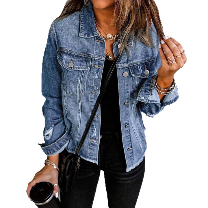 Damernas jeansjacka med fashionabla förstörda detaljer och klassiska bröstfickor Mirla-Eva Jonsson