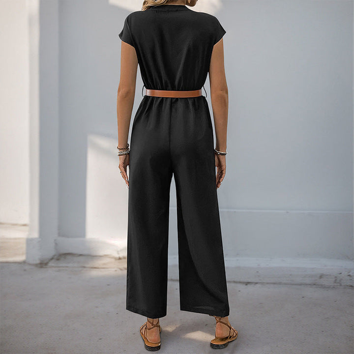 Damernas jumpsuit med elegant midjebälte och modern V-ringning Mirla-Eva Jonsson
