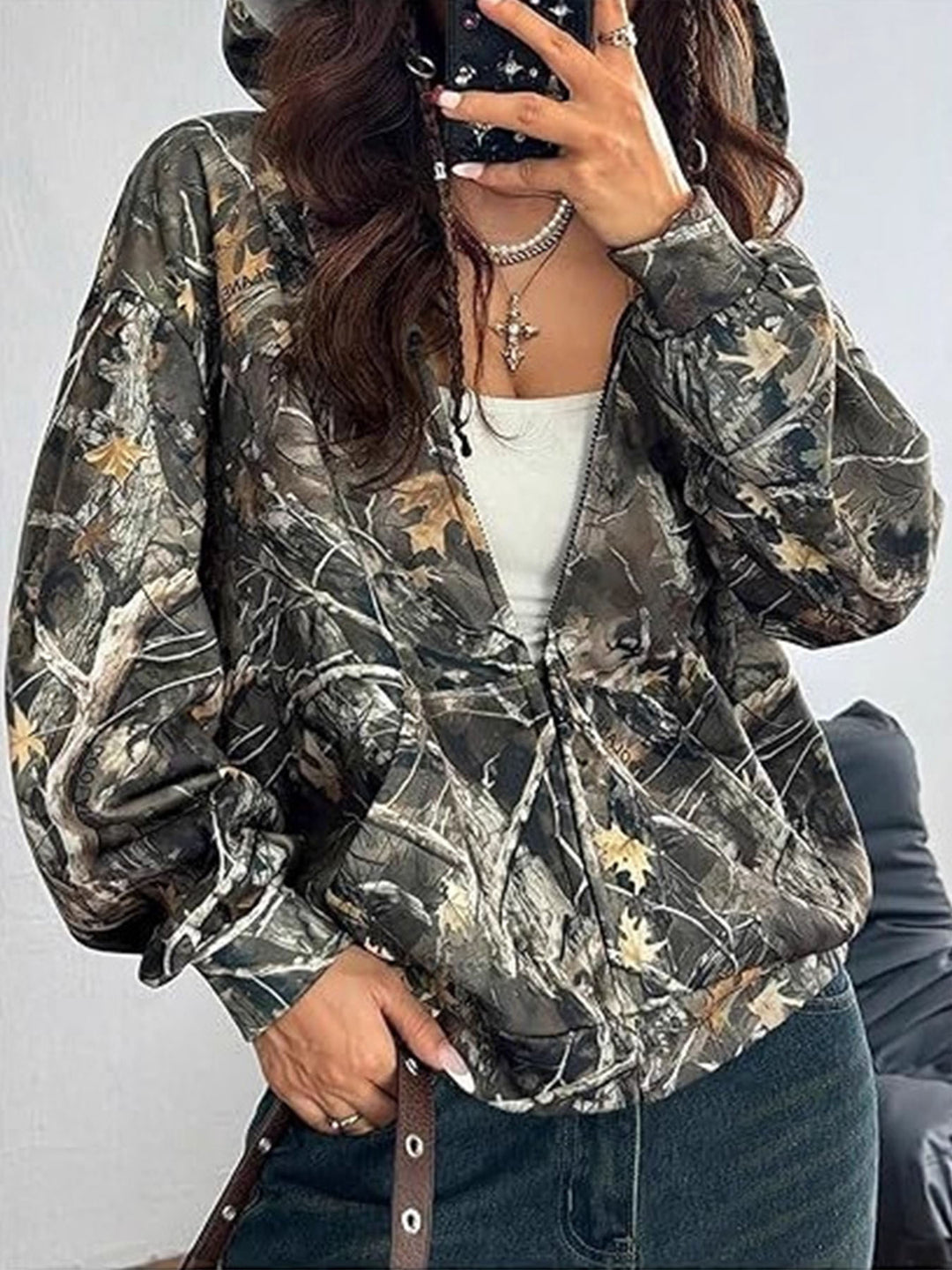 Damernas kamouflage hoodie med dragkedja och fickor Mirla-Eva Jonsson