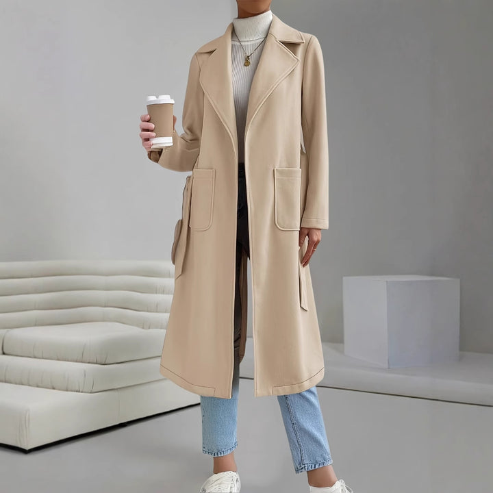 Damernas klassiska, eleganta trenchcoat med midjebälte och diskreta fickor Eva Jonsson-Eva Jonsson