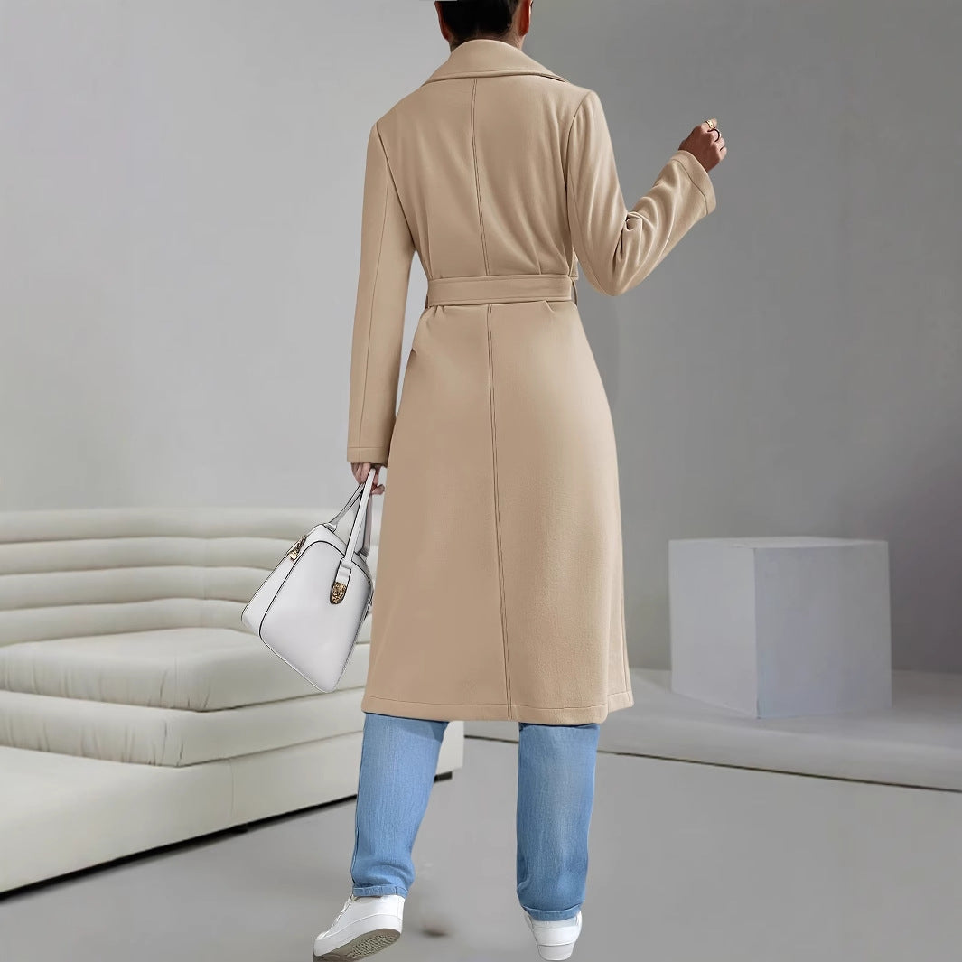 Damernas klassiska, eleganta trenchcoat med midjebälte och diskreta fickor Eva Jonsson-Eva Jonsson