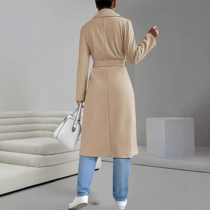 Damernas klassiska, eleganta trenchcoat med midjebälte och diskreta fickor Eva Jonsson-Eva Jonsson
