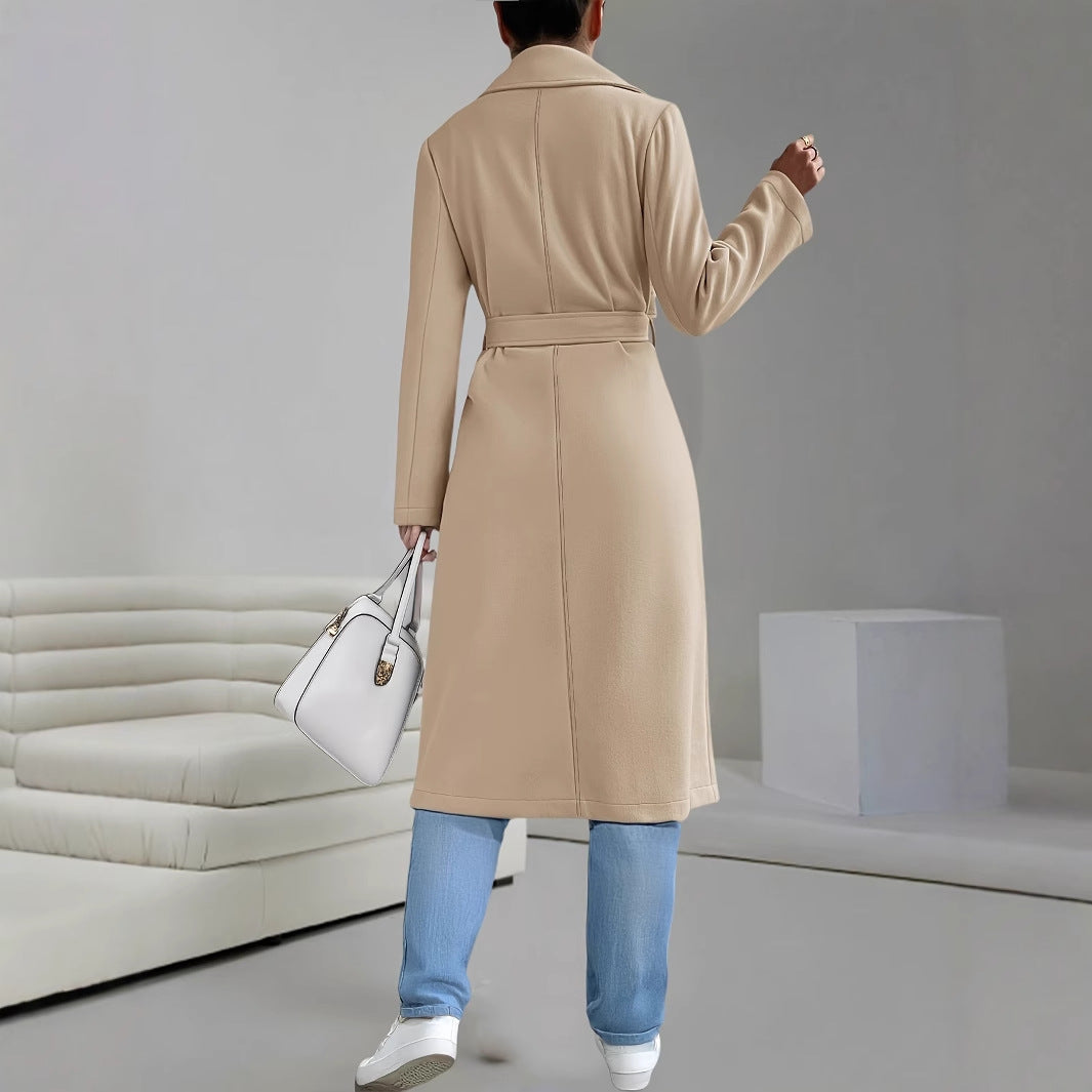 Damernas klassiska, eleganta trenchcoat med midjebälte och diskreta fickor Eva Jonsson-Eva Jonsson