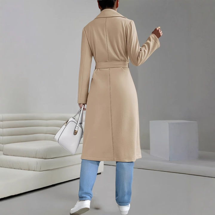 Damernas klassiska, eleganta trenchcoat med midjebälte och diskreta fickor Eva Jonsson-Eva Jonsson