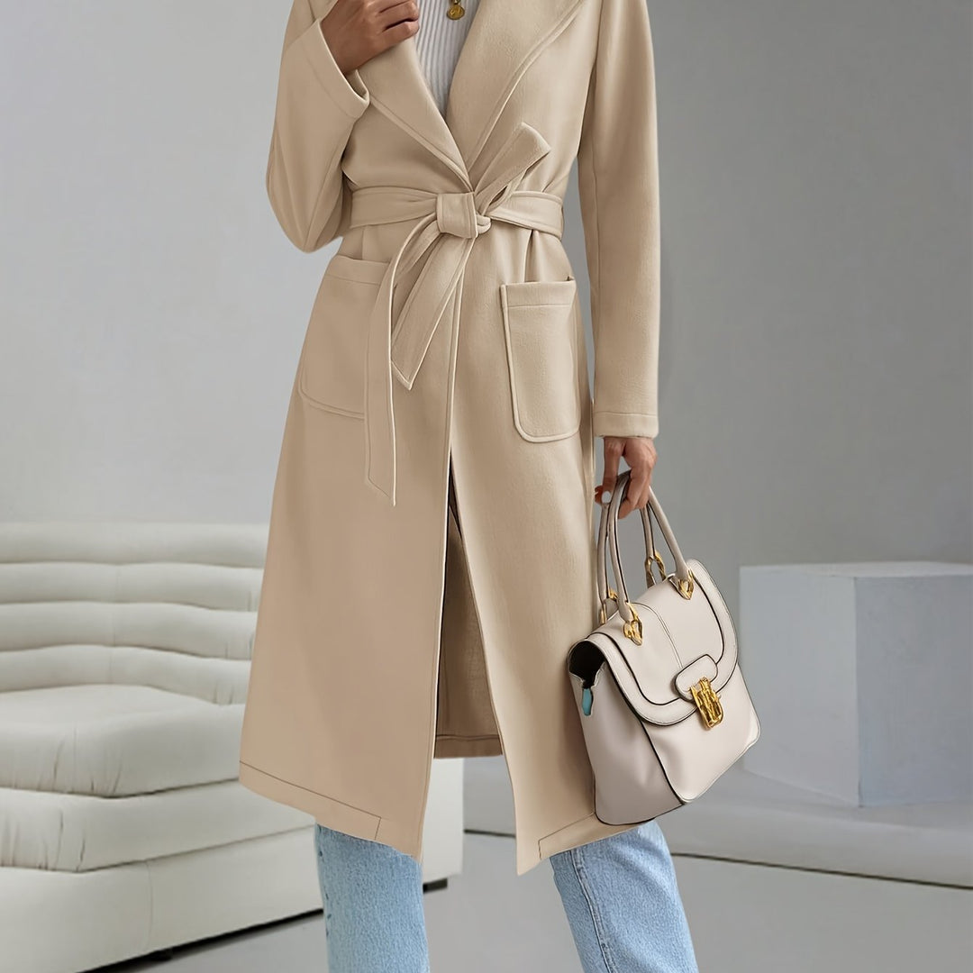 Damernas klassiska, eleganta trenchcoat med midjebälte och diskreta fickor Eva Jonsson-Eva Jonsson