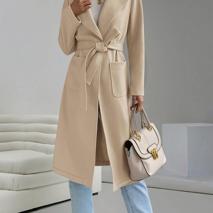 Damernas klassiska, eleganta trenchcoat med midjebälte och diskreta fickor Eva Jonsson-Eva Jonsson