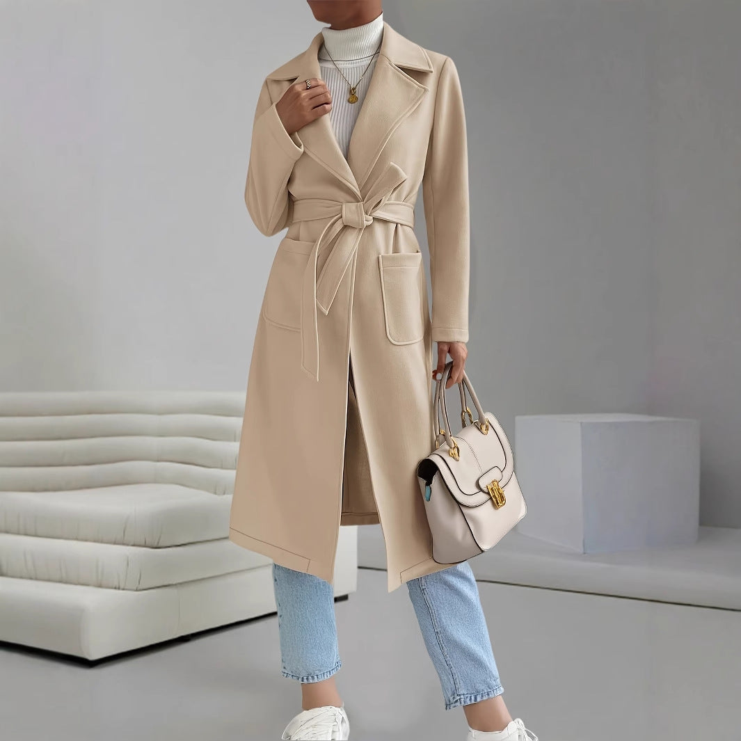Damernas klassiska, eleganta trenchcoat med midjebälte och diskreta fickor Eva Jonsson-Eva Jonsson