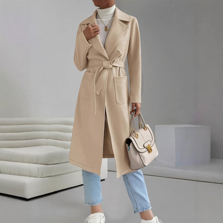 Damernas klassiska, eleganta trenchcoat med midjebälte och diskreta fickor Eva Jonsson-Eva Jonsson