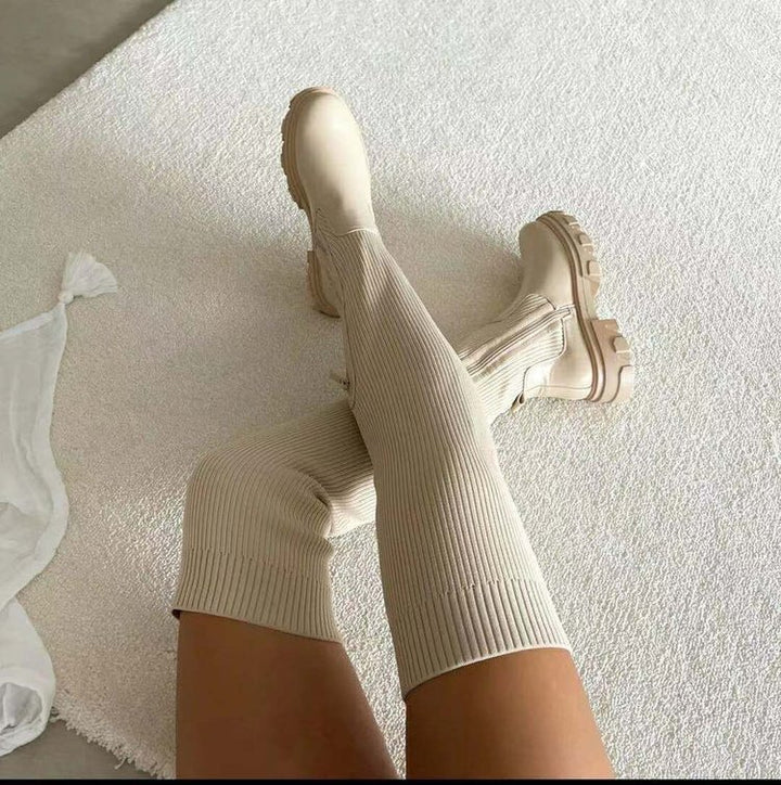 Damernas knähöga stövlar med elastisk stickad skaft och robust profil Mirla-Eva Jonsson