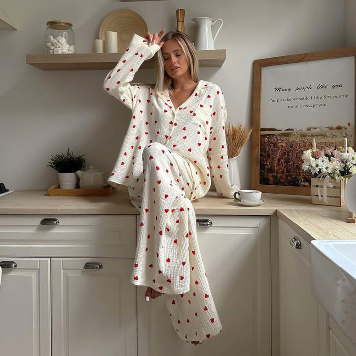 Damernas komfort pyjamaset med hjärtmönster och bandbälte Mirla-Eva Jonsson