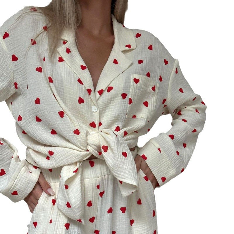 Damernas komfort pyjamaset med hjärtmönster och bandbälte Mirla-Eva Jonsson