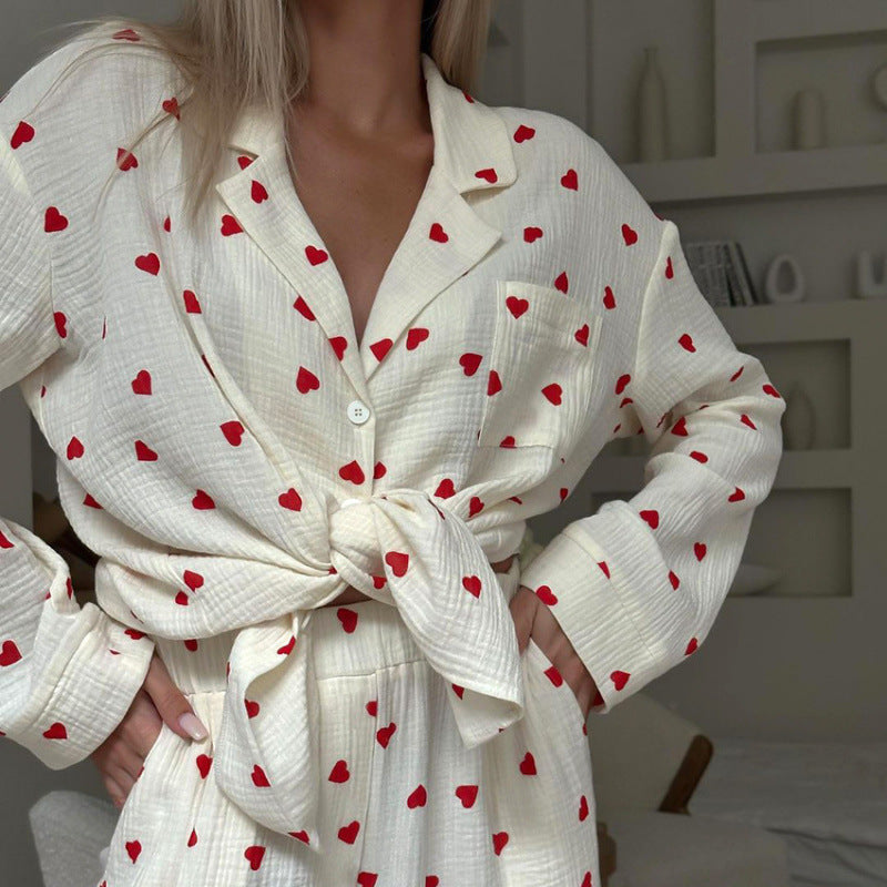 Damernas komfort pyjamaset med hjärtmönster och bandbälte Mirla-Eva Jonsson
