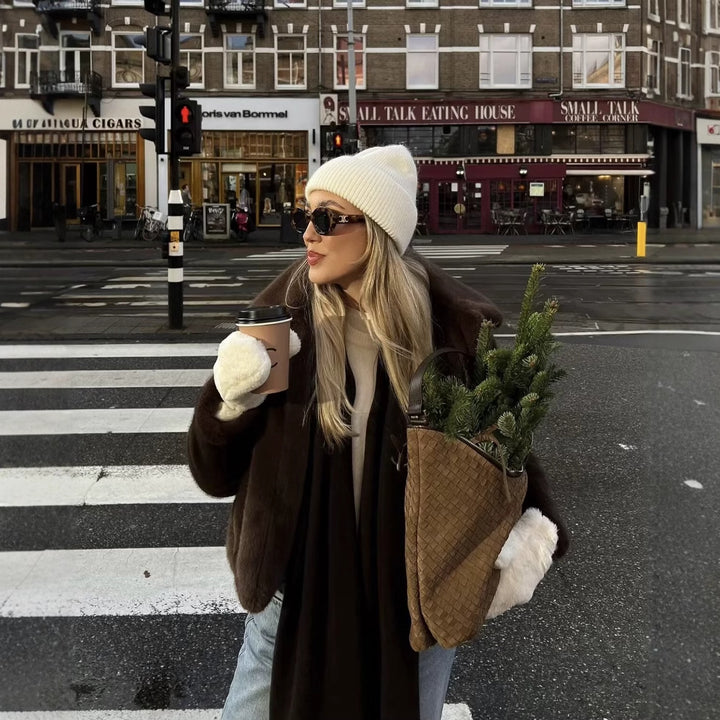 Damernas konstdjursjacka med elegant ståkrage Mirla-Eva Jonsson