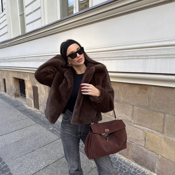Damernas konstdjursjacka med elegant ståkrage Mirla-Eva Jonsson