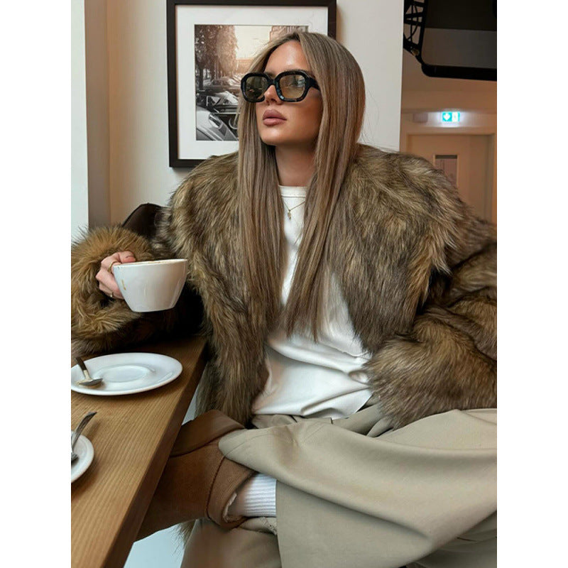 Damernas konstfälljacka med elegant snitt och voluminös krage Mirla-Eva Jonsson