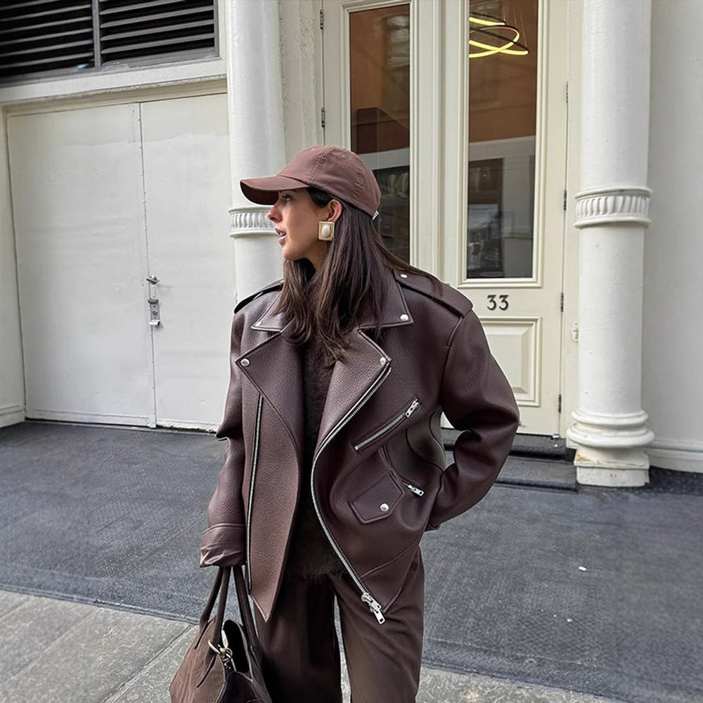 Damernas konstläder bikerjacka med hög krage och elegant snitt Mirla-Eva Jonsson