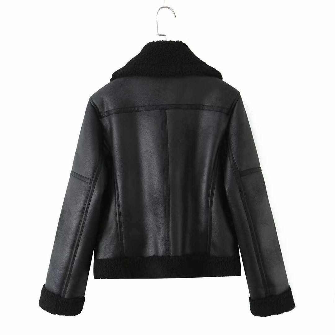 Damernas konstläderbikerjacka med mjukt foder och eleganta detaljer Mirla-Eva Jonsson