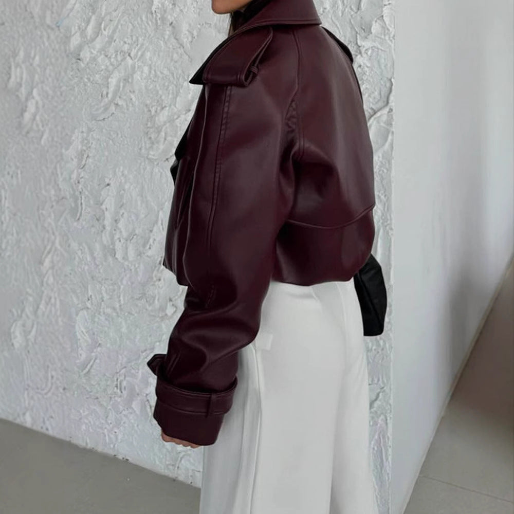 Damernas konstläderjacka i cropped stil med moderna detaljer och praktiska fickor Eva Jonsson-Eva Jonsson