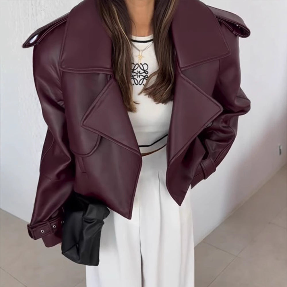 Damernas konstläderjacka i cropped stil med moderna detaljer och praktiska fickor Eva Jonsson-Eva Jonsson