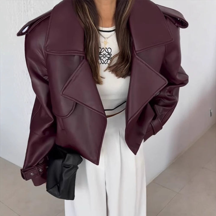 Damernas konstläderjacka i cropped stil med moderna detaljer och praktiska fickor Eva Jonsson-Eva Jonsson