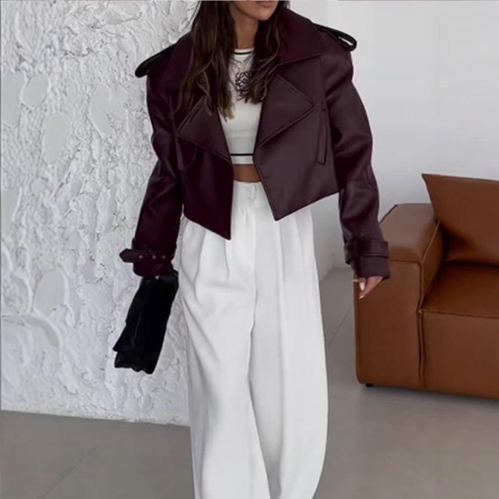 Damernas konstläderjacka i cropped stil med moderna detaljer och praktiska fickor Eva Jonsson-Eva Jonsson