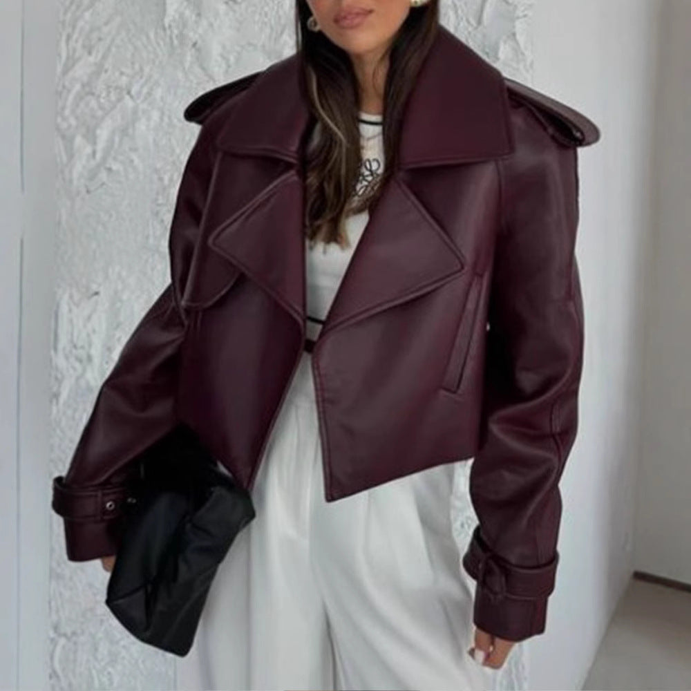 Damernas konstläderjacka i cropped stil med moderna detaljer och praktiska fickor Eva Jonsson-Eva Jonsson