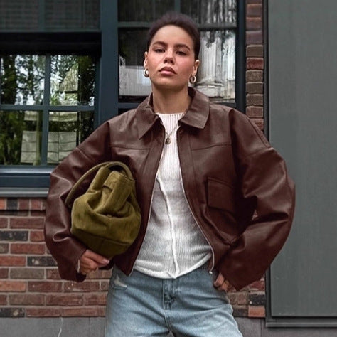 Damernas konstläderjacka i lätt oversized-snitt med praktiska fickor och elastisk midja Mirla-Eva Jonsson