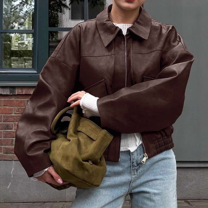 Damernas konstläderjacka i lätt oversized-snitt med praktiska fickor och elastisk midja Mirla-Eva Jonsson