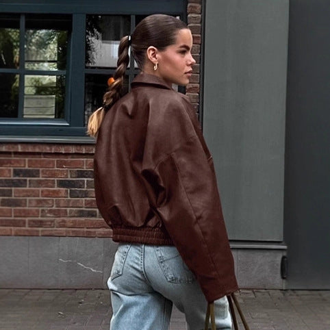 Damernas konstläderjacka i lätt oversized-snitt med praktiska fickor och elastisk midja Mirla-Eva Jonsson