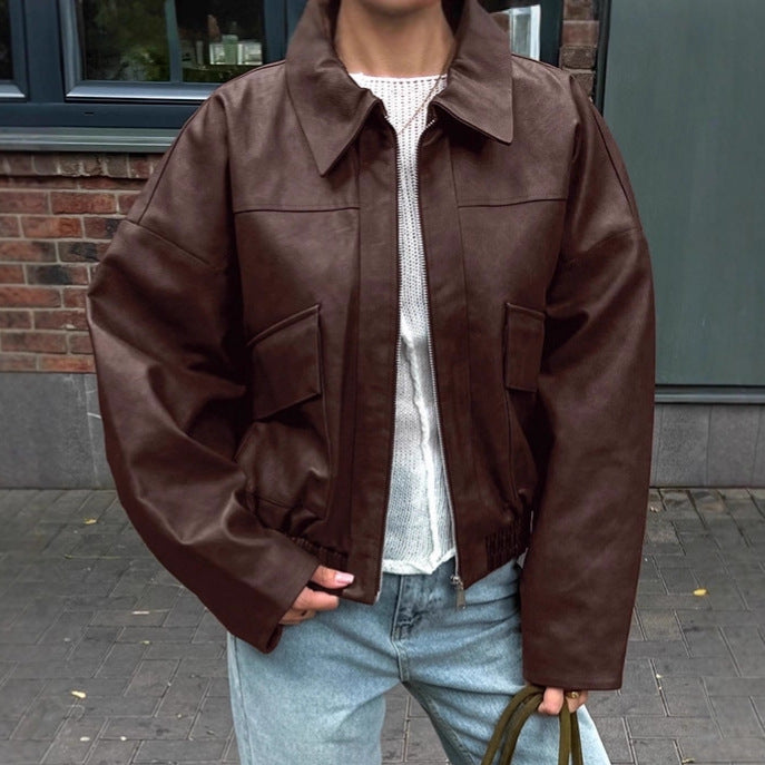 Damernas konstläderjacka i lätt oversized-snitt med praktiska fickor och elastisk midja Mirla-Eva Jonsson