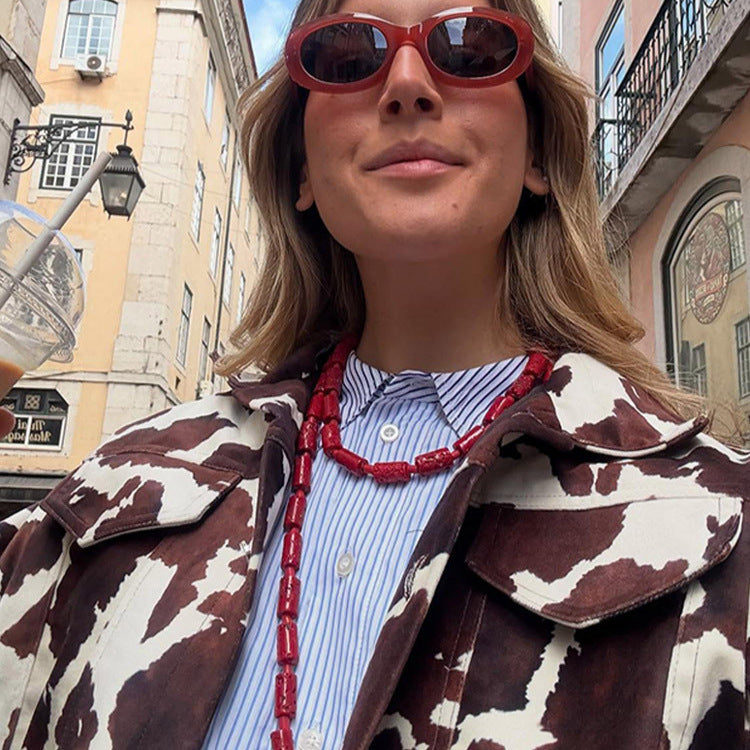 Damernas konstläderjacka i modernt cow-print design Mirla-Eva Jonsson