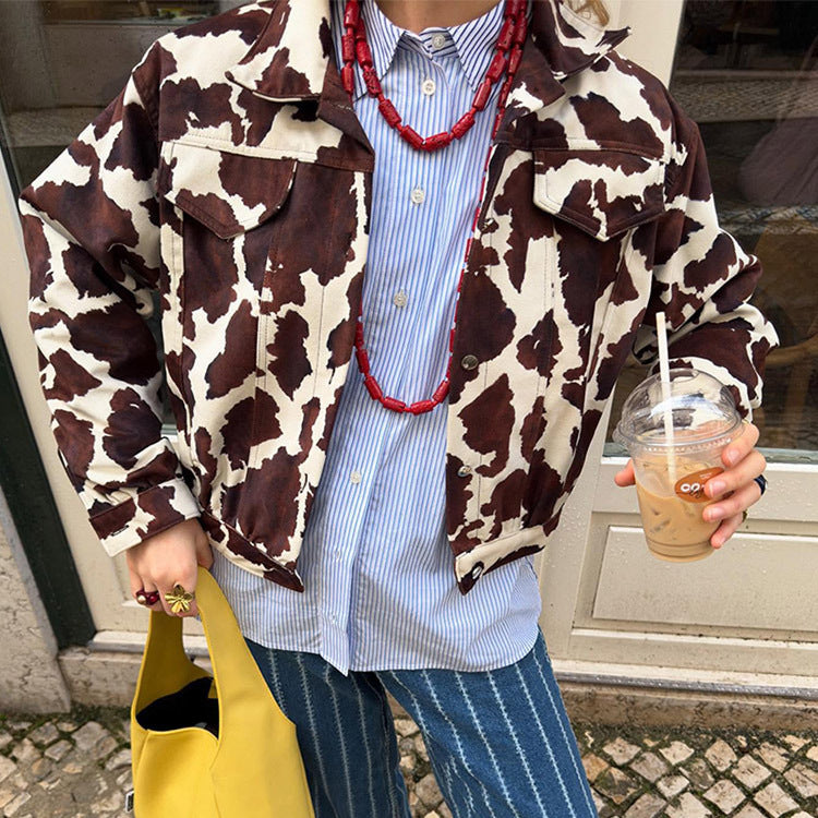 Damernas konstläderjacka i modernt cow-print design Mirla-Eva Jonsson