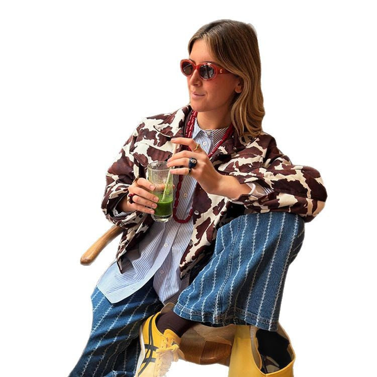 Damernas konstläderjacka i modernt cow-print design Mirla-Eva Jonsson
