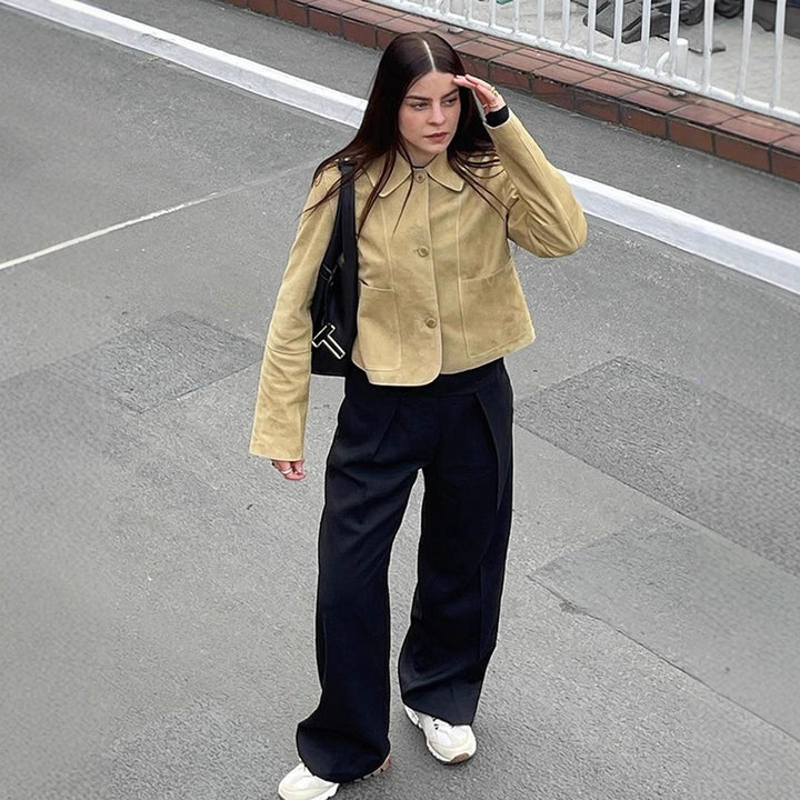 Damernas konstläderjacka i tidlös design med eleganta detaljer Mirla-Eva Jonsson