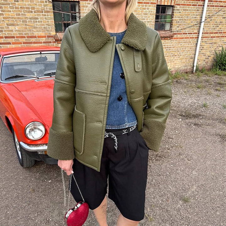 Damernas konstläderjacka med fluffig krage och praktiska fickor Eva Jonsson-Eva Jonsson