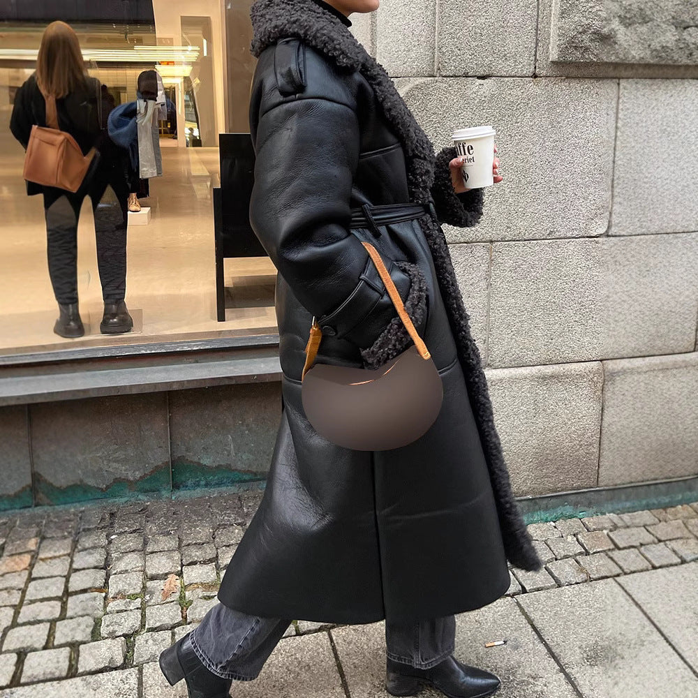 Damernas konstläderkappa med/bekant krage och bälte Mirla-Eva Jonsson