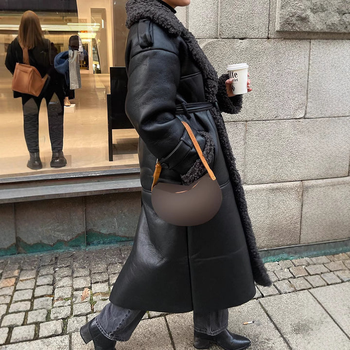 Damernas konstläderkappa med/bekant krage och bälte Mirla-Eva Jonsson