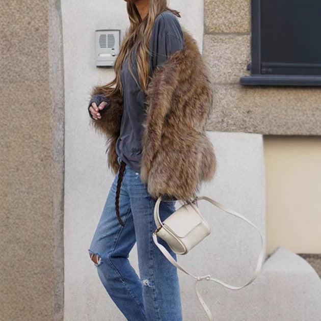 Damernas konstpälsjacka i elegant och fluffig design Mirla-Eva Jonsson