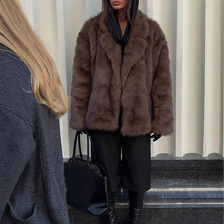 Damernas konstpälsjacka i oversized design med avslappnad passform Mirla-Eva Jonsson