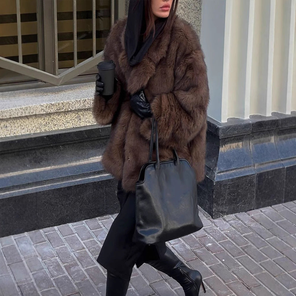 Damernas konstpälsjacka i oversized design med avslappnad passform Mirla-Eva Jonsson