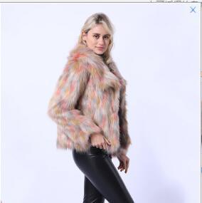 Damernas konstpälsjacka med livfull färgövergång och elegant snitt Mirla-Eva Jonsson