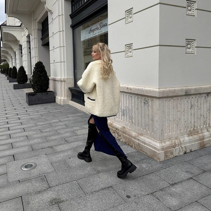Damernas konstpälsjacka med modern skärning och praktiska knapppdetaljer Eva Jonsson-Eva Jonsson