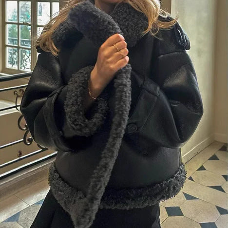 Damernas konstpälsjacka med stiliga detaljer och oversized passform Mirla-Eva Jonsson